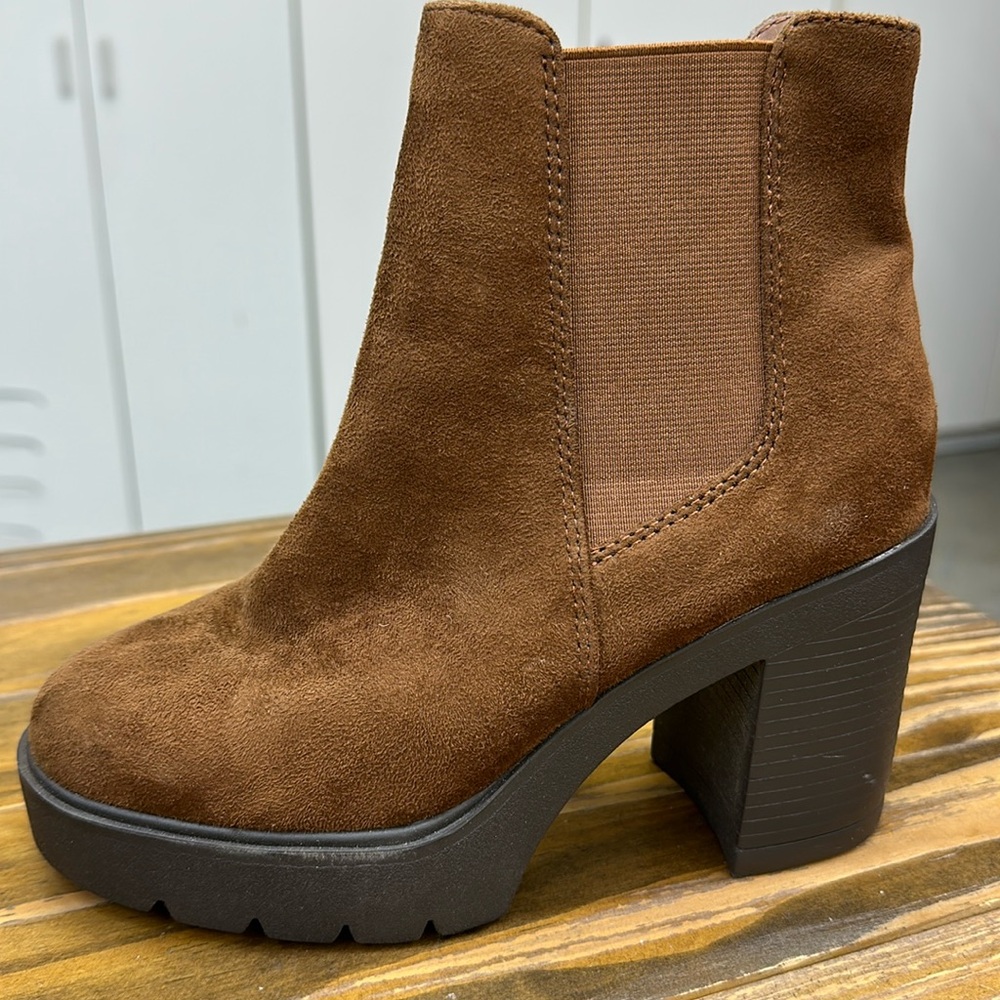 Soda Editor Brown Lug Sole High Heel Chelsea Ankle Boot Double Elastic Gore 5.5
